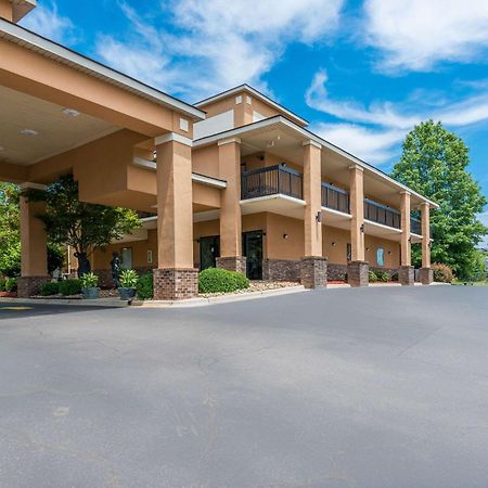 Quality Inn & Suites Рокингам Екстериор снимка