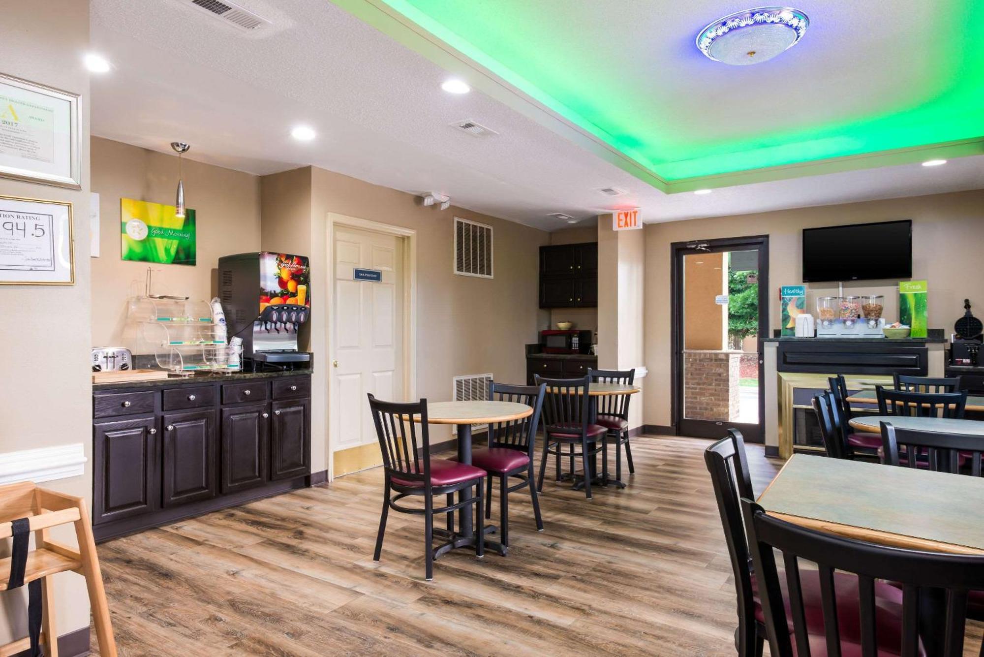 Quality Inn & Suites Рокингам Екстериор снимка