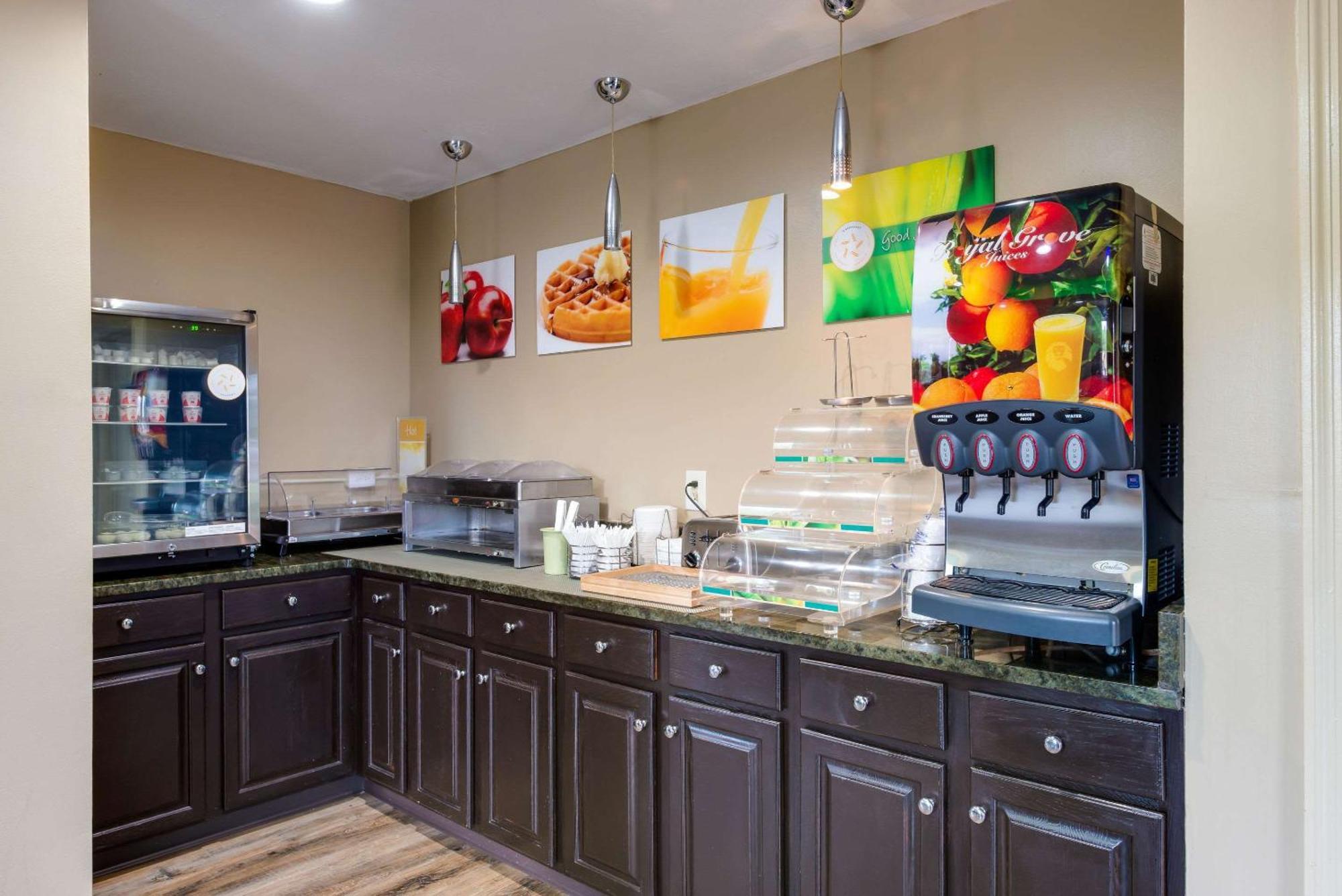 Quality Inn & Suites Рокингам Екстериор снимка