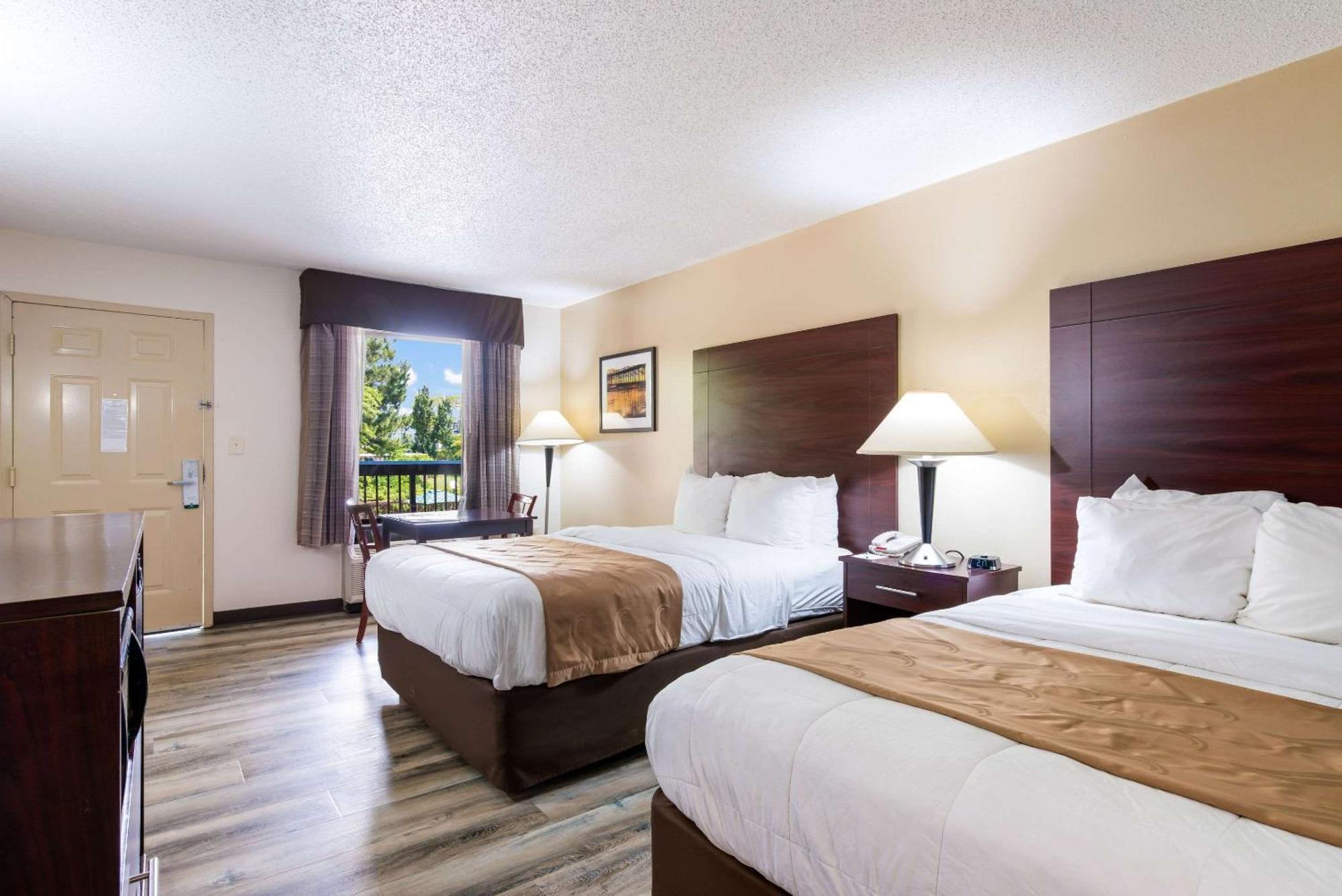 Quality Inn & Suites Рокингам Екстериор снимка