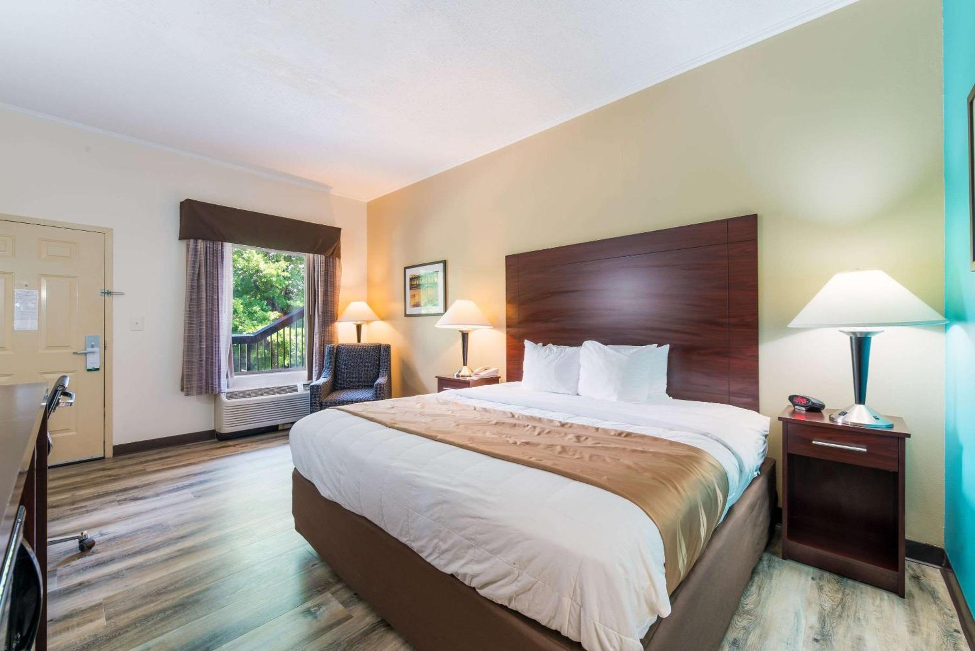 Quality Inn & Suites Рокингам Екстериор снимка