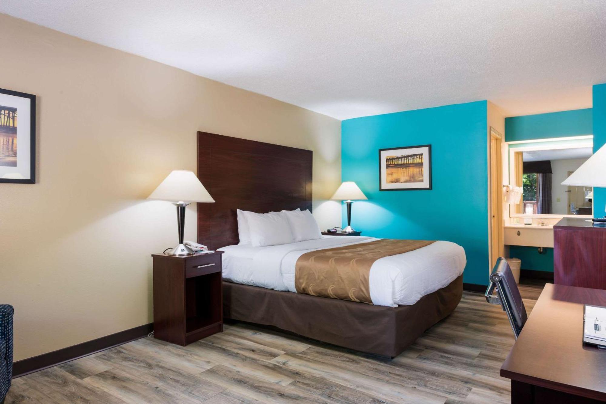 Quality Inn & Suites Рокингам Екстериор снимка
