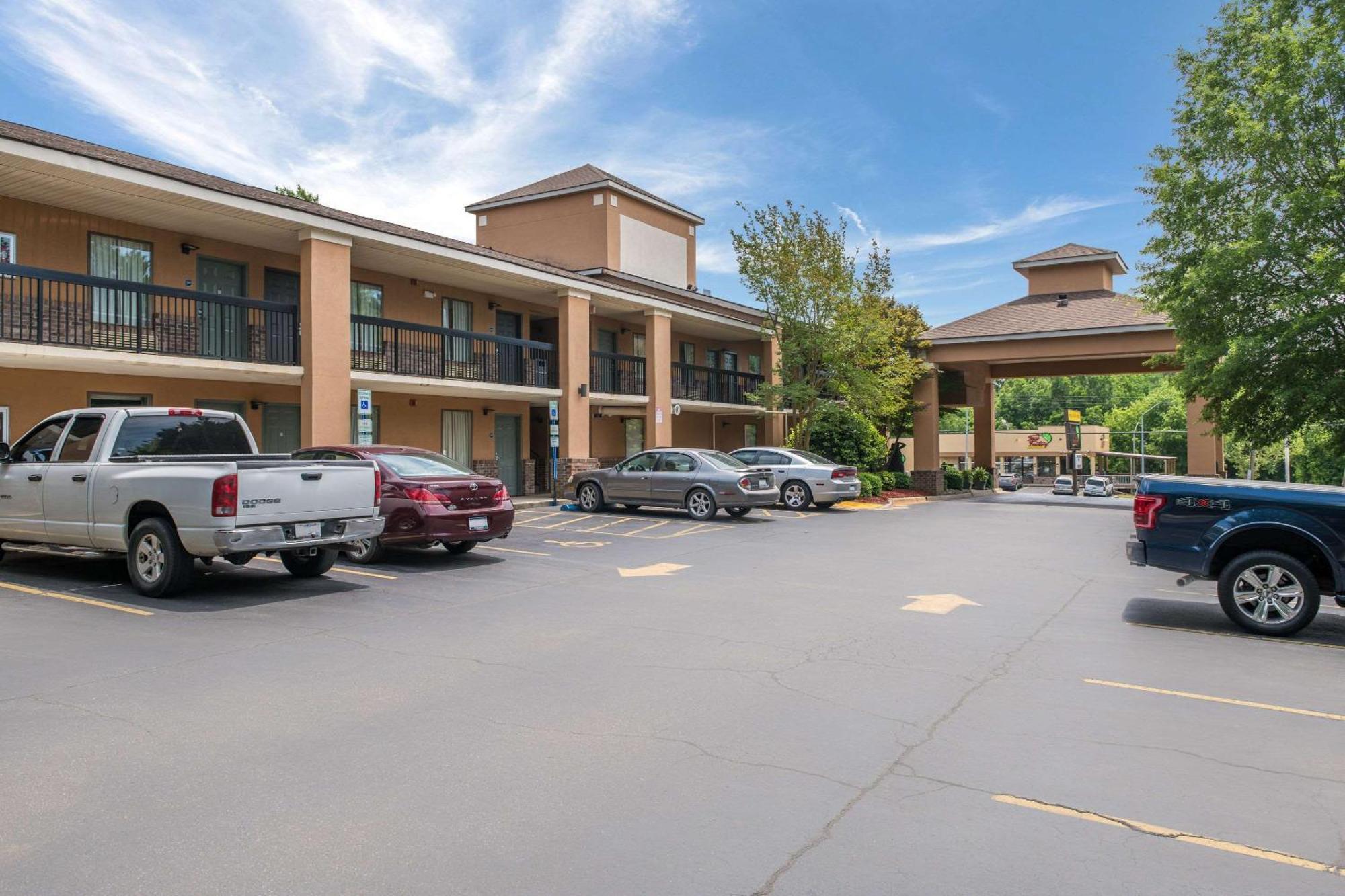 Quality Inn & Suites Рокингам Екстериор снимка