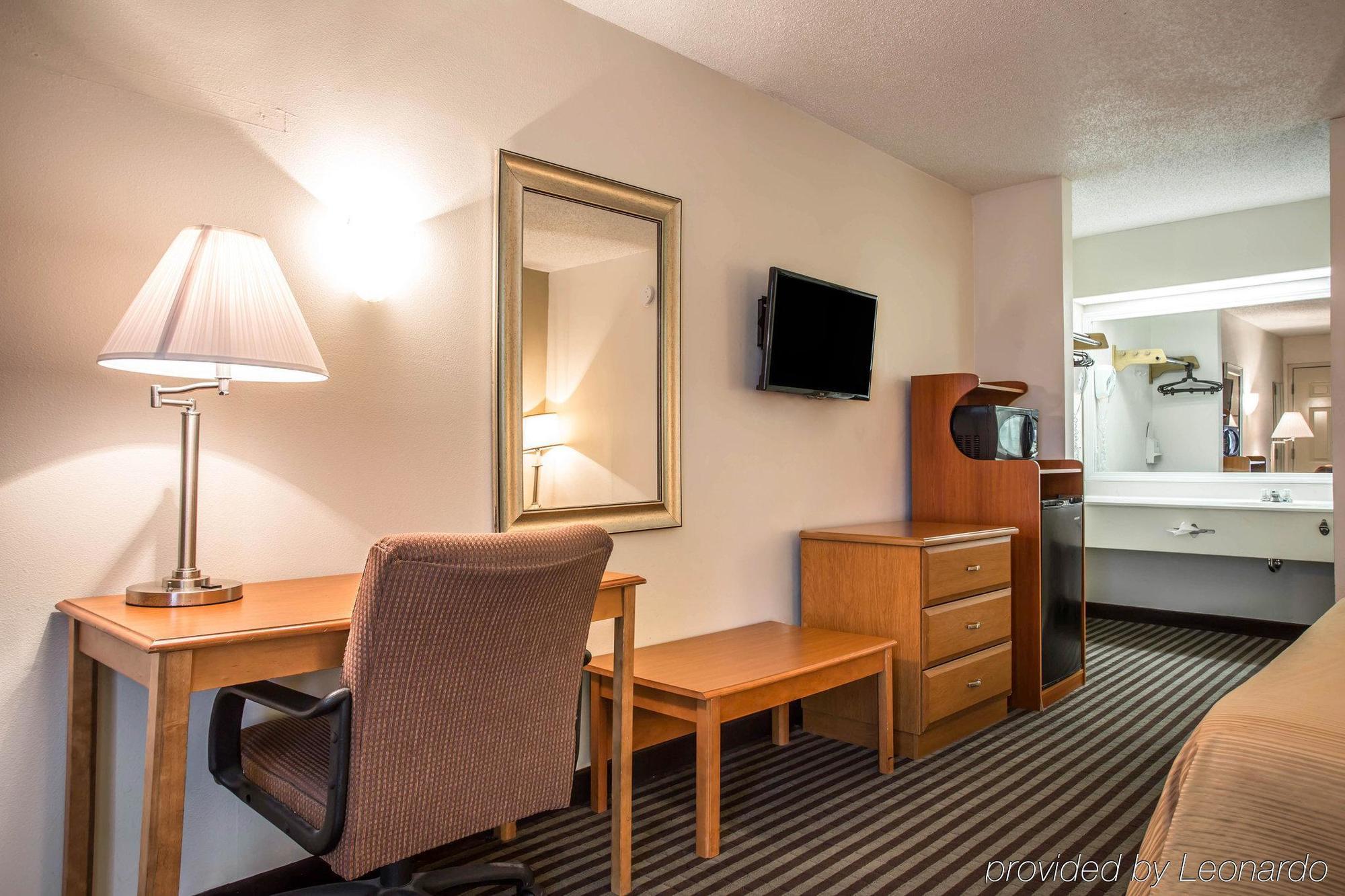 Quality Inn & Suites Рокингам Екстериор снимка