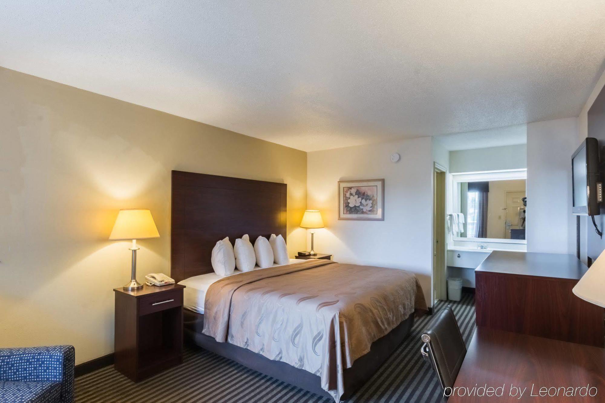 Quality Inn & Suites Рокингам Екстериор снимка