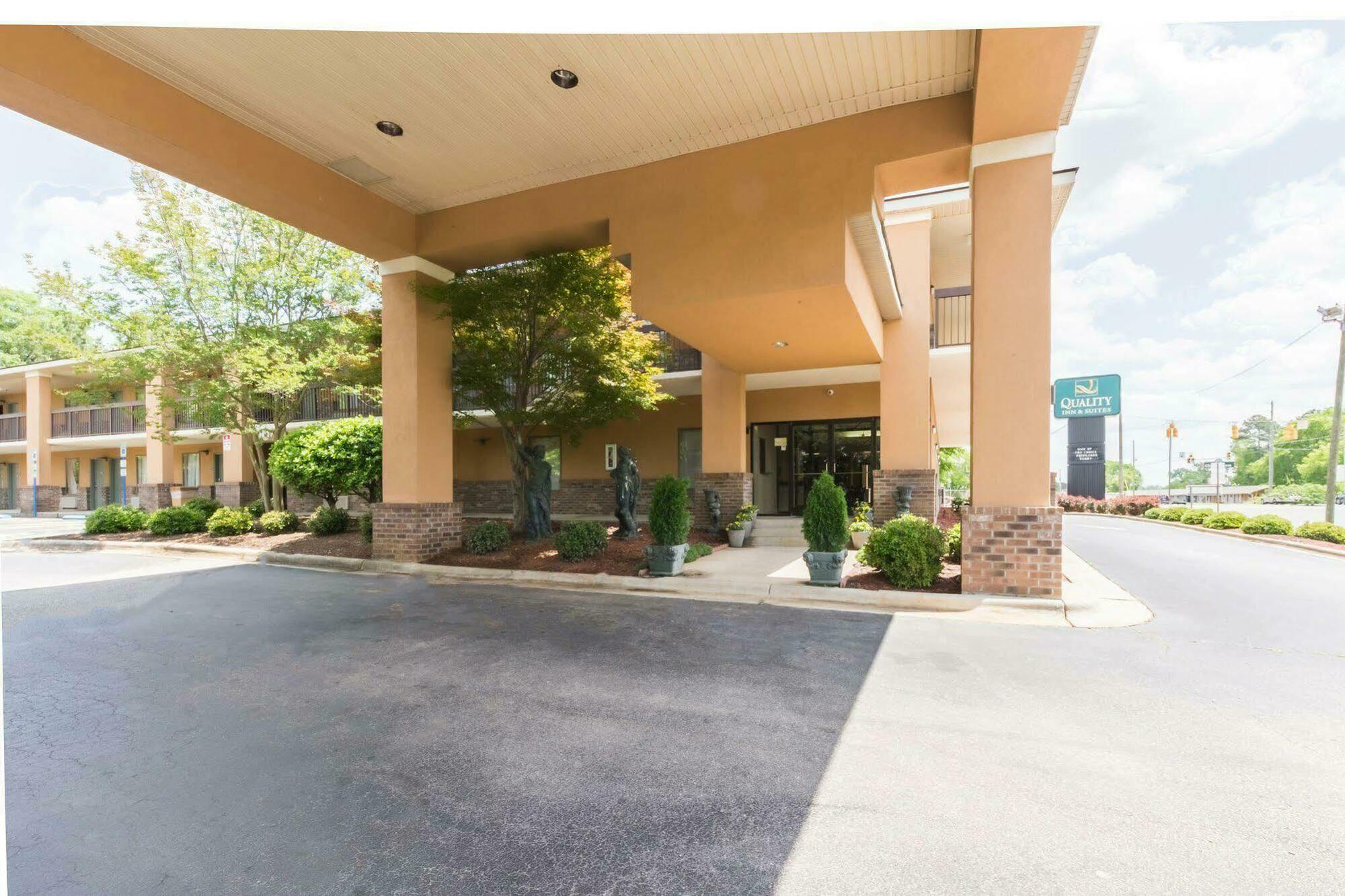 Quality Inn & Suites Рокингам Екстериор снимка