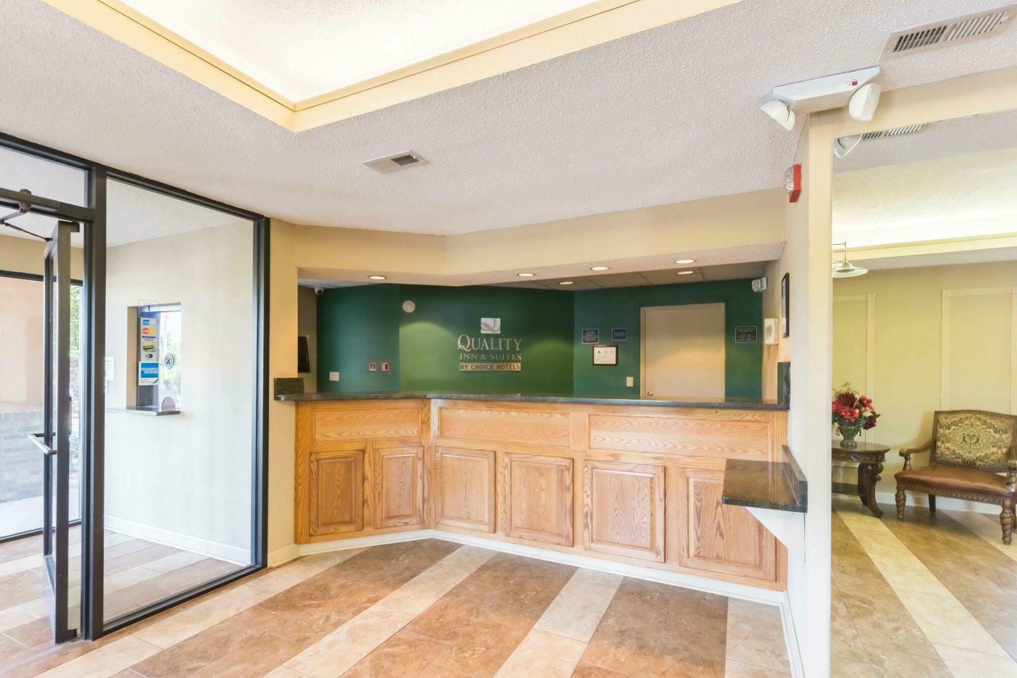 Quality Inn & Suites Рокингам Екстериор снимка