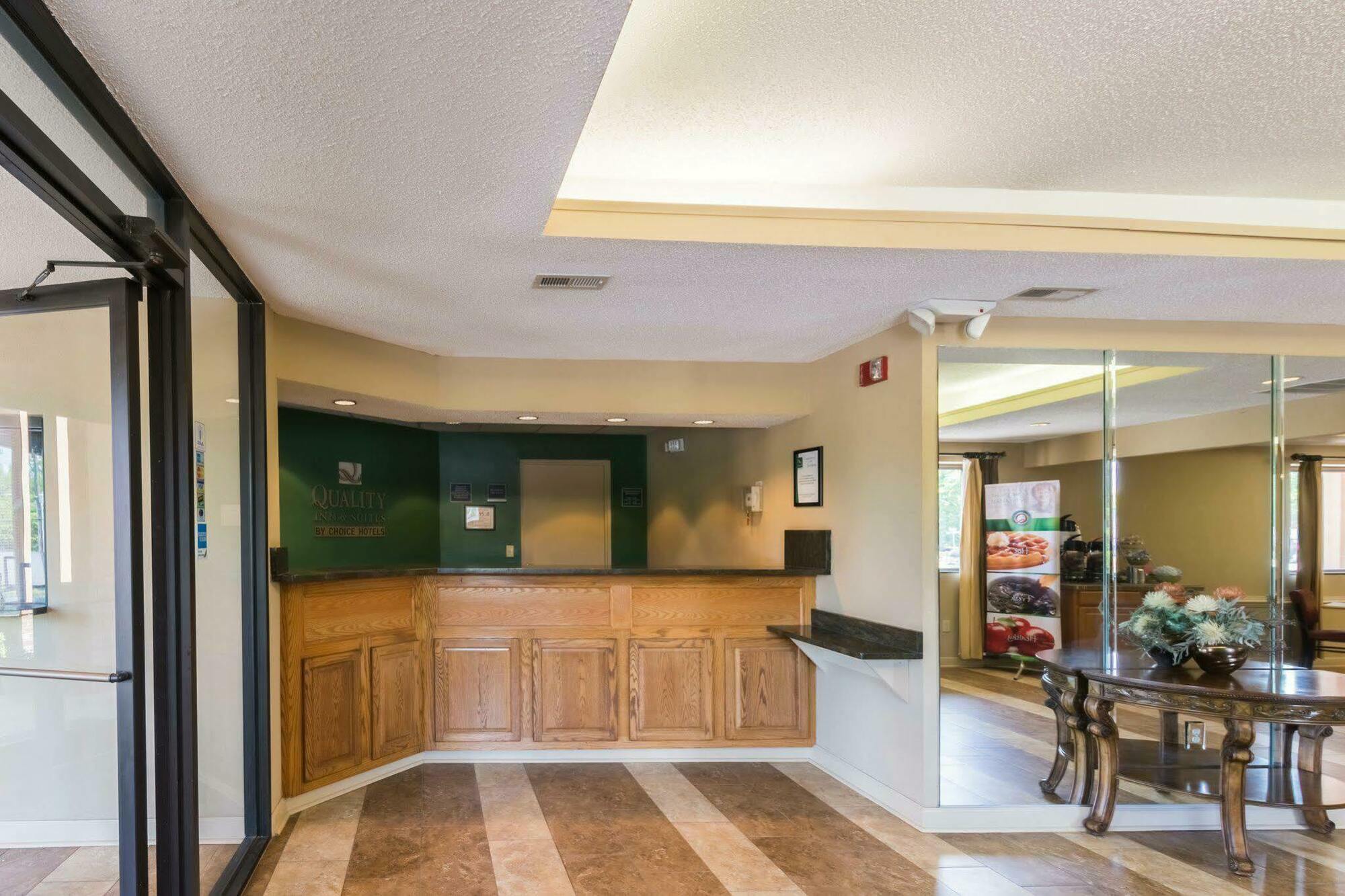 Quality Inn & Suites Рокингам Екстериор снимка