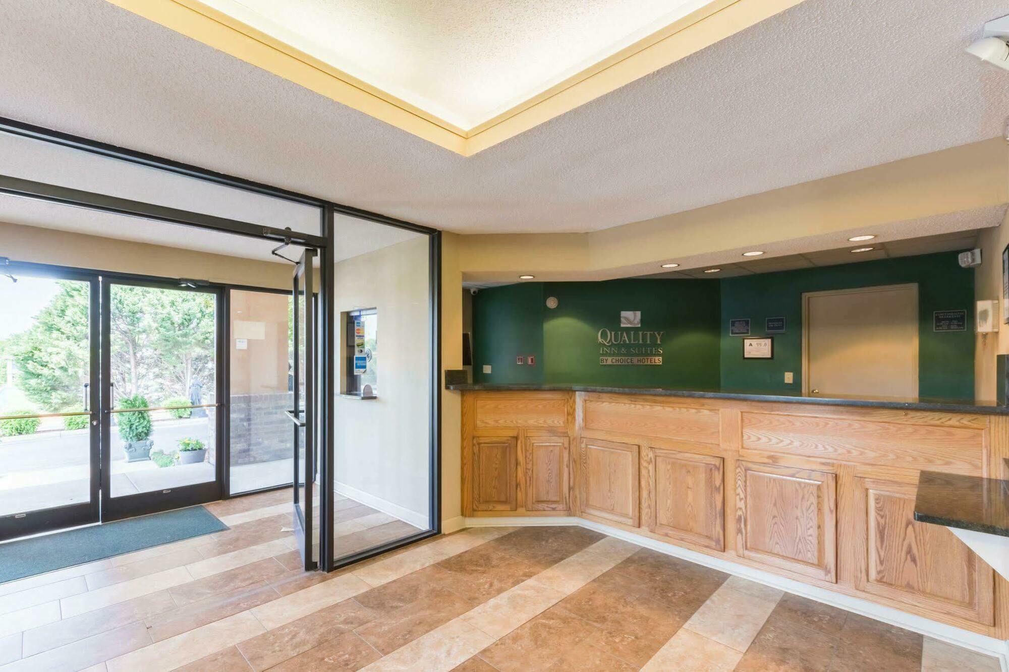 Quality Inn & Suites Рокингам Екстериор снимка
