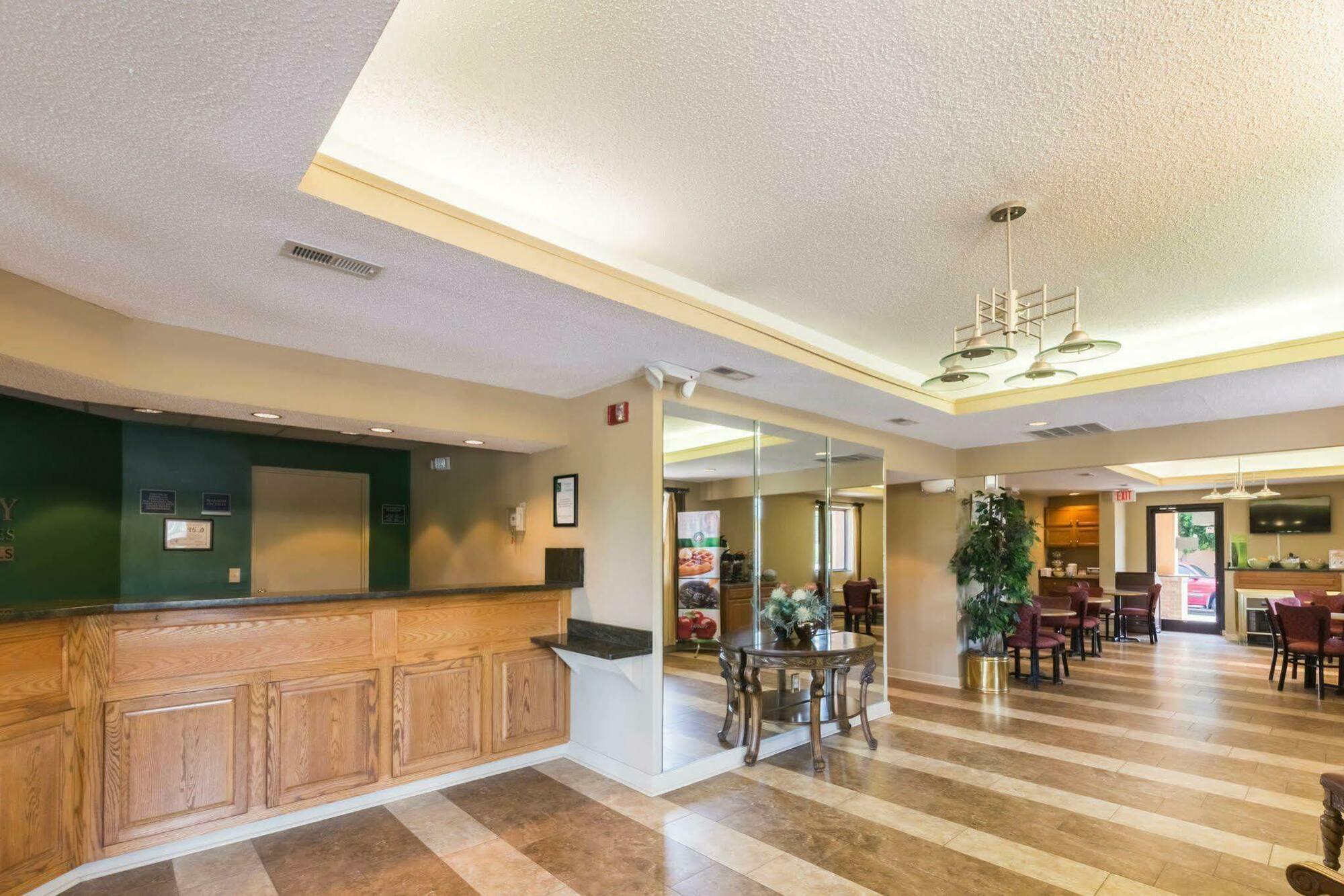 Quality Inn & Suites Рокингам Екстериор снимка