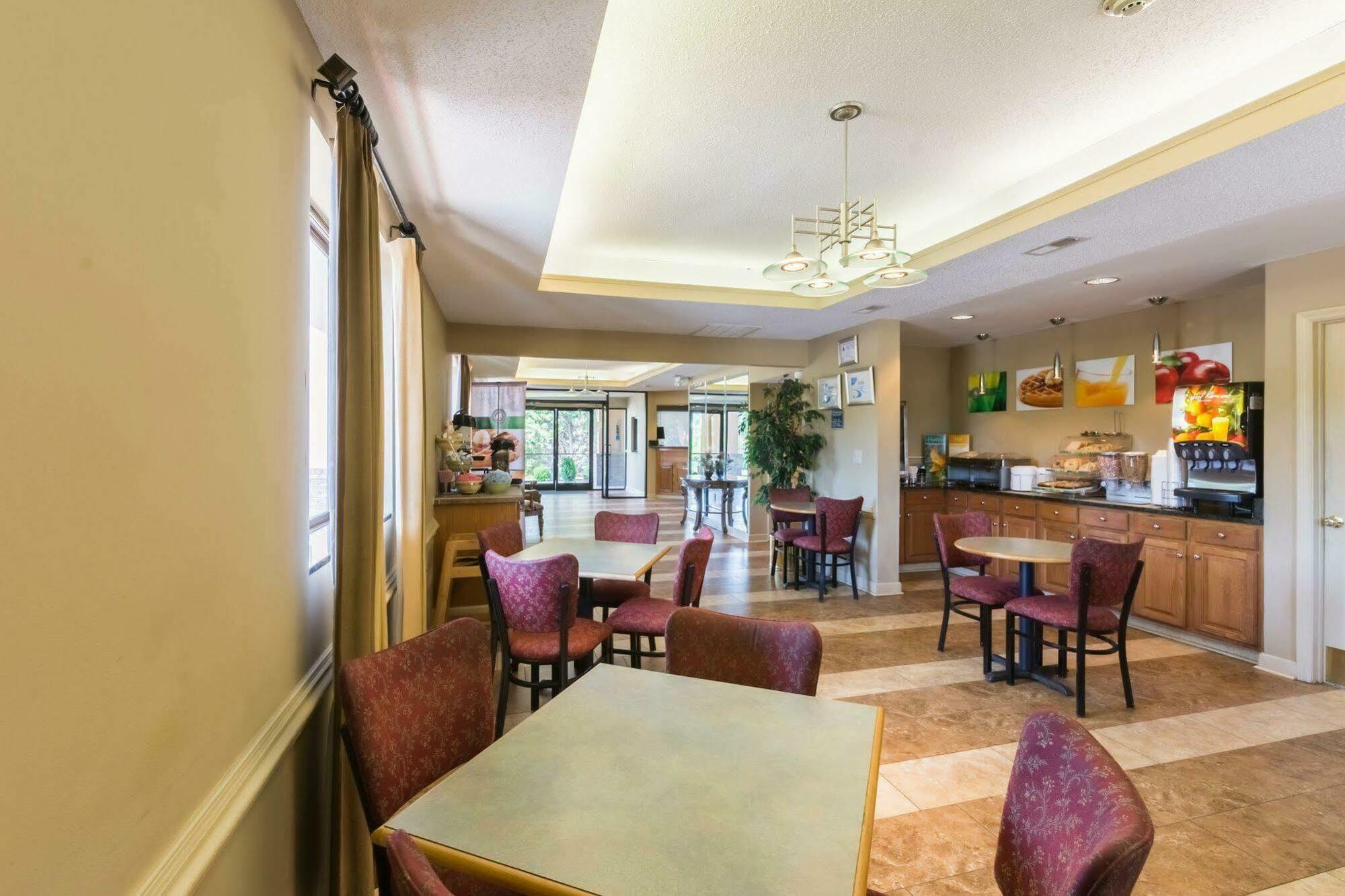 Quality Inn & Suites Рокингам Екстериор снимка