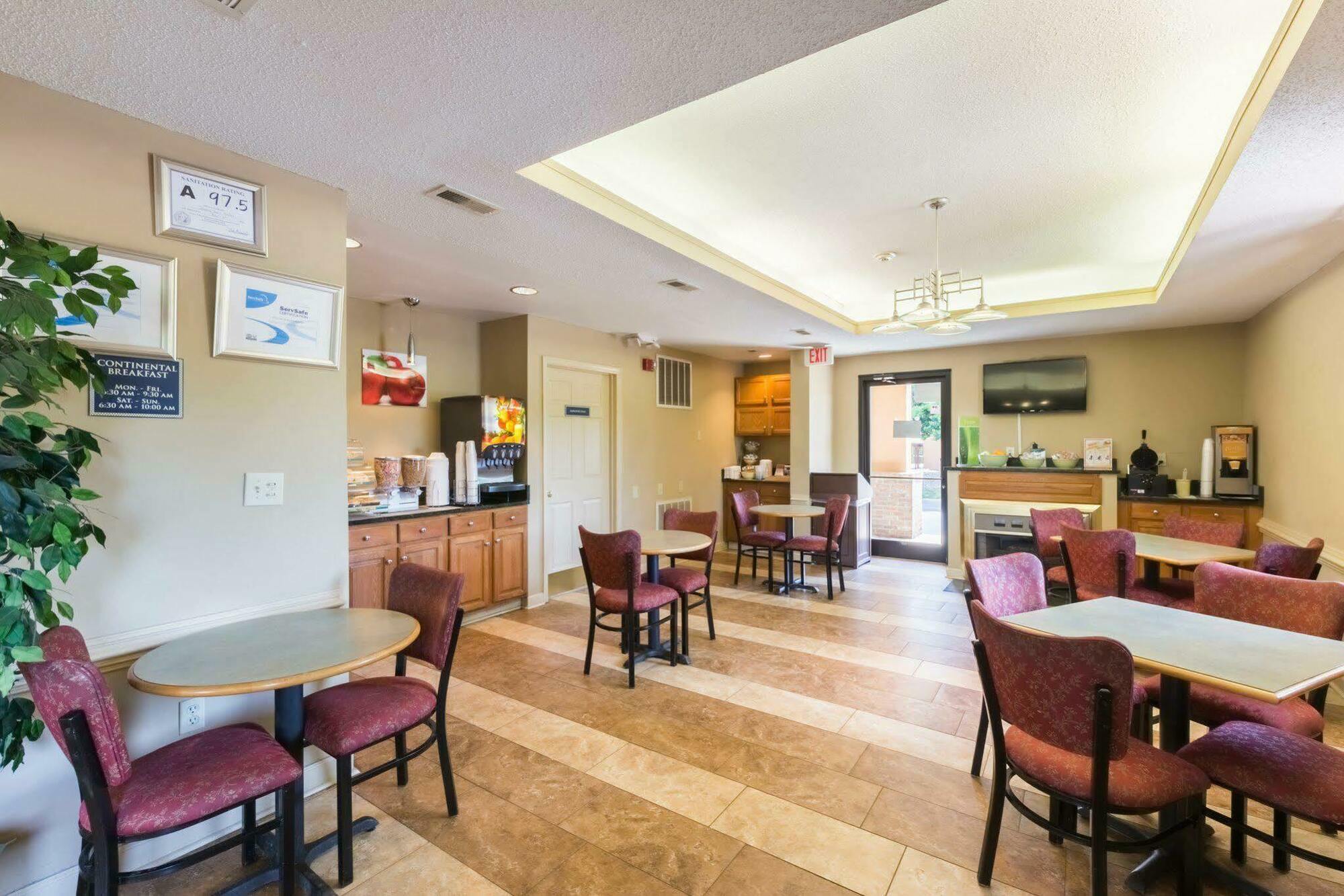 Quality Inn & Suites Рокингам Екстериор снимка