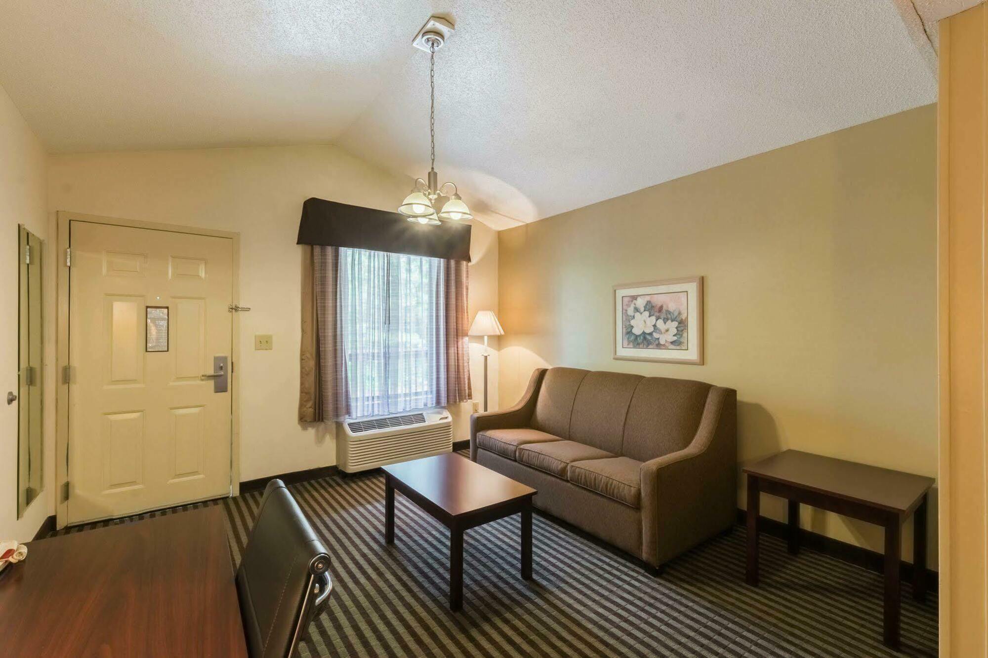 Quality Inn & Suites Рокингам Екстериор снимка