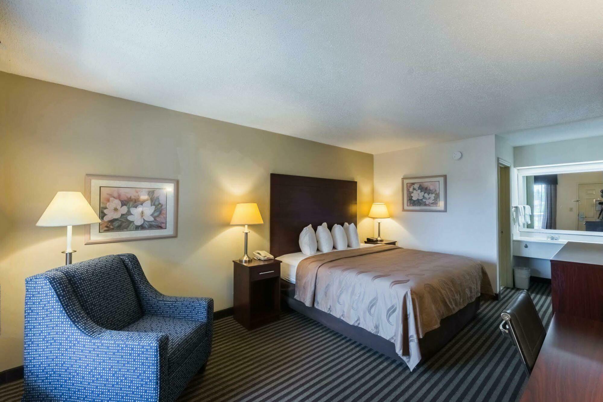 Quality Inn & Suites Рокингам Екстериор снимка