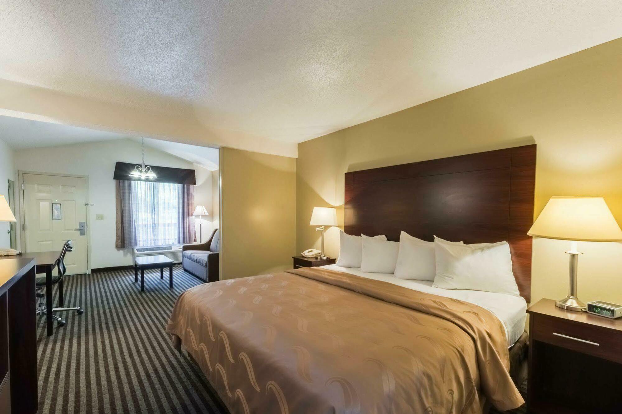 Quality Inn & Suites Рокингам Екстериор снимка