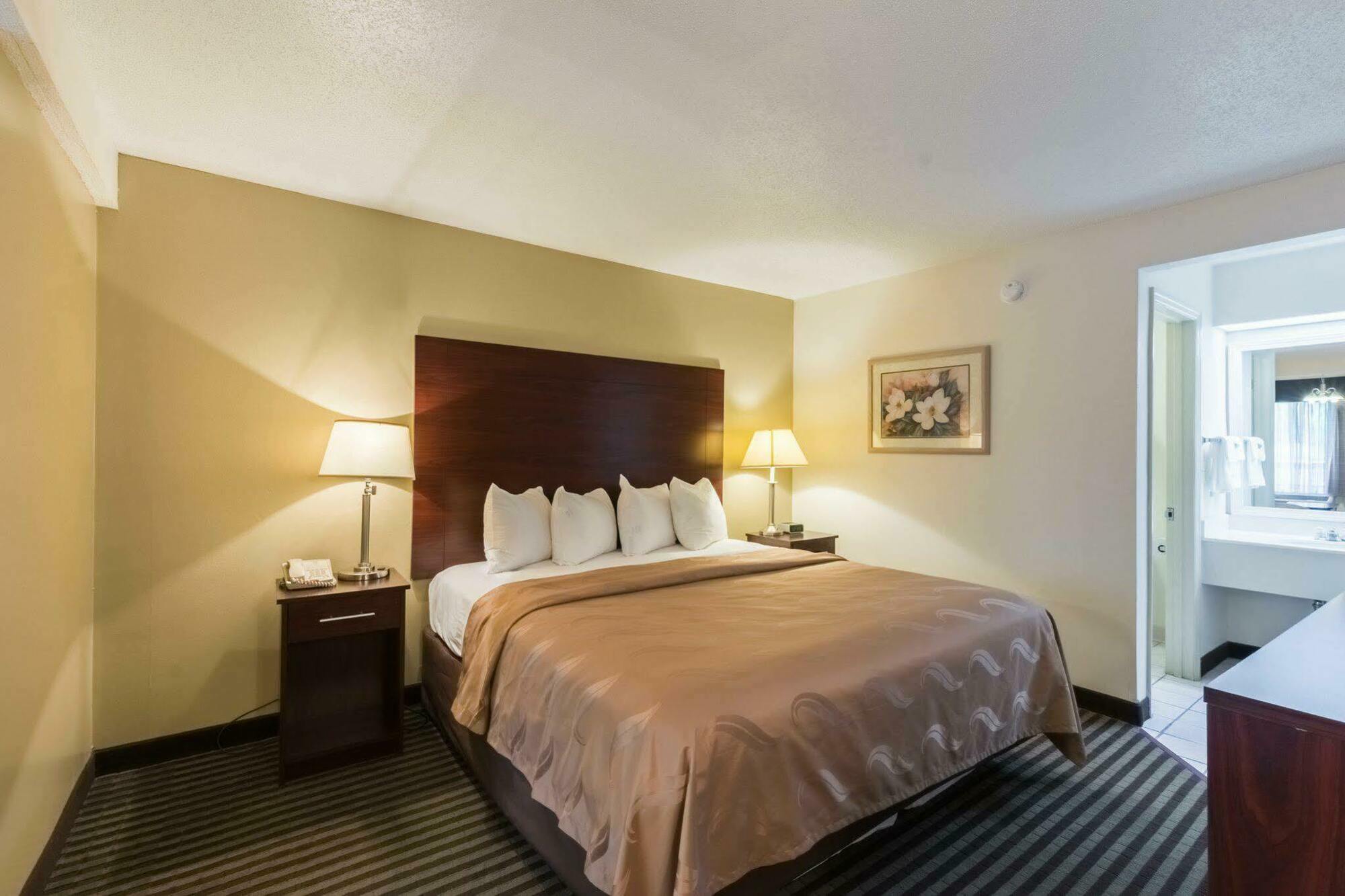 Quality Inn & Suites Рокингам Екстериор снимка